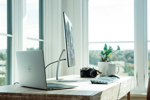 Persona trabajando desde casa con portátil seguro